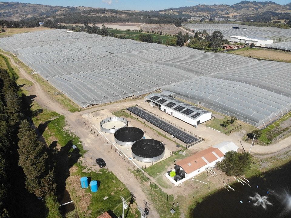 Instalación Tanques con geomembrana negra