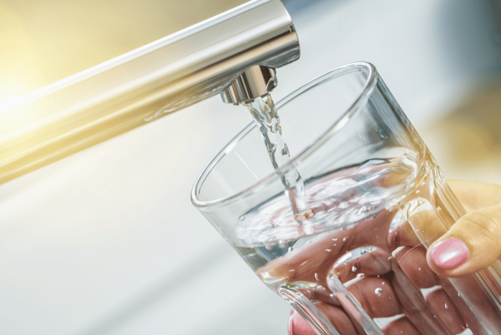 Llenando vaso de agua