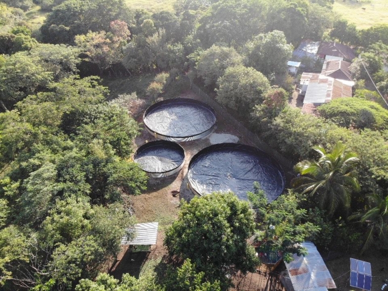 3 reservorios de agua en finca de diferentes tamaños