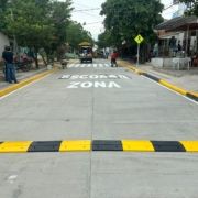 Reductor de velocidad en zona escolar