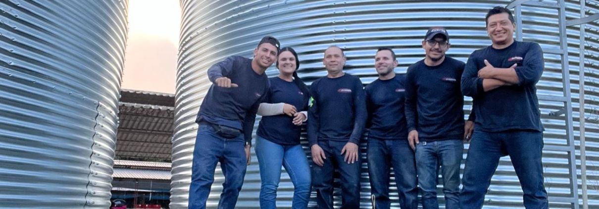 Equipo econorte en instalación de tanque