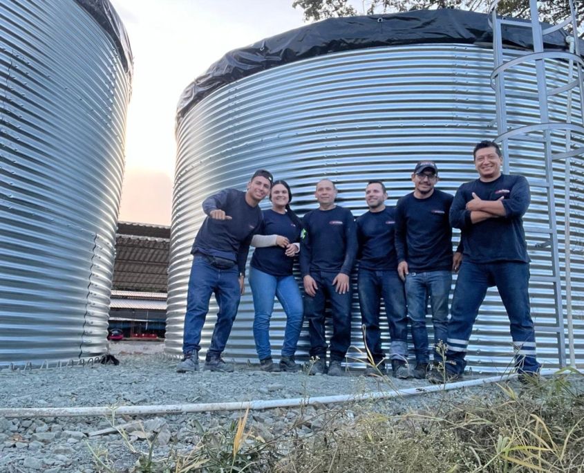 Equipo econorte en instalación de tanque