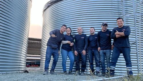 Equipo econorte en instalación de tanque