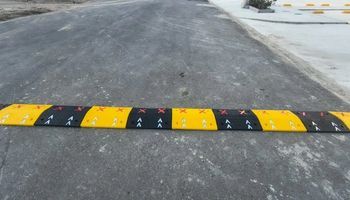 Imagen reductor de velocidad trafico mixto con reflectivos
